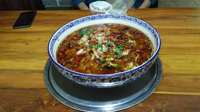 小背篓川菜馆(经济学院店)-"开在学校门口,饭点的时候人总是爆满的.