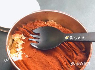 环境 比较清静。有室外跟室内。室内有吧台，可以看着咖