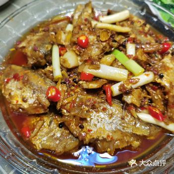 配上泡椒和各种调料，只一会儿香喷喷的红烧耗儿鱼就出锅了