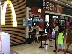 等位区-麦当劳(龙之梦购物中心店)