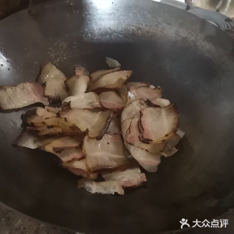 家有小厨娘—土味尖椒炒腊肉