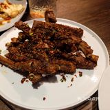 有奥特曼的电视机特别有吸引力，小朋友们各个都很愉快