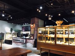 面包甜点陈列柜-啊噗吐呦现场烘焙(麦凯乐店)