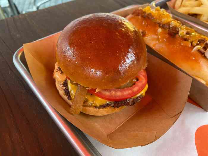 long lopez l2-"[薄荷]环境:在汉街万达门口的小车,大.