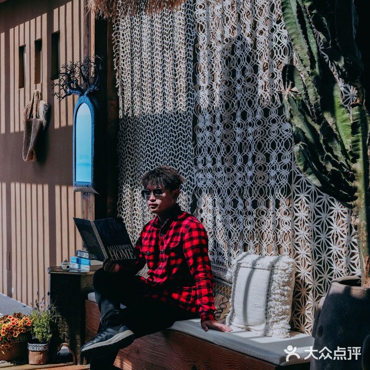 悬崖海景尽收眼底,大理浪漫约会餐厅