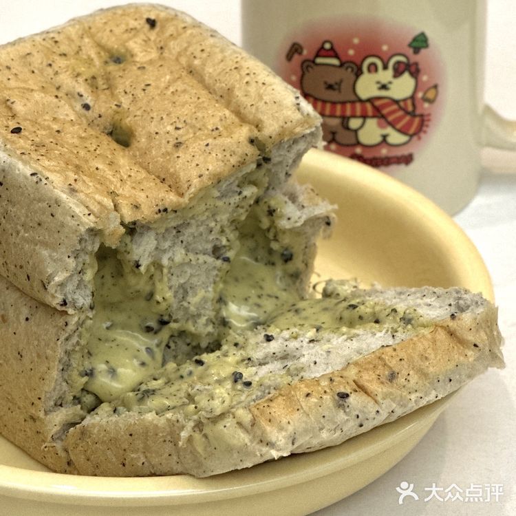 汕头｜这家面包店的黑芝麻爆浆吐司好吃到无语…… 