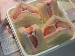 草莓奶油三明治-罗森尼娜(德思勤店)