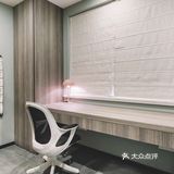  眼里没有抢眼的物件，才激发了触觉感受。脚踩在地毯上略带粗糙