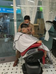 -老男孩男士理容馆·理发·烫染·修面