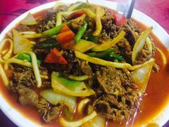 爆炒牛犊肉-穆豪麦蒸碗羊羔肉