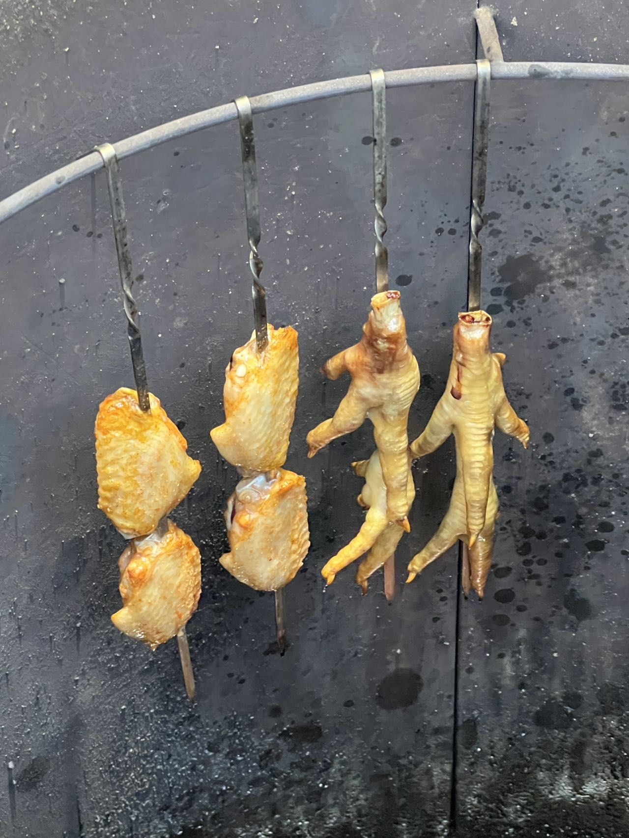 一进门,炭火香与肉香交织,勾人魂魄🧐
吊炉中,羊肉串,鸡翅,茄子等