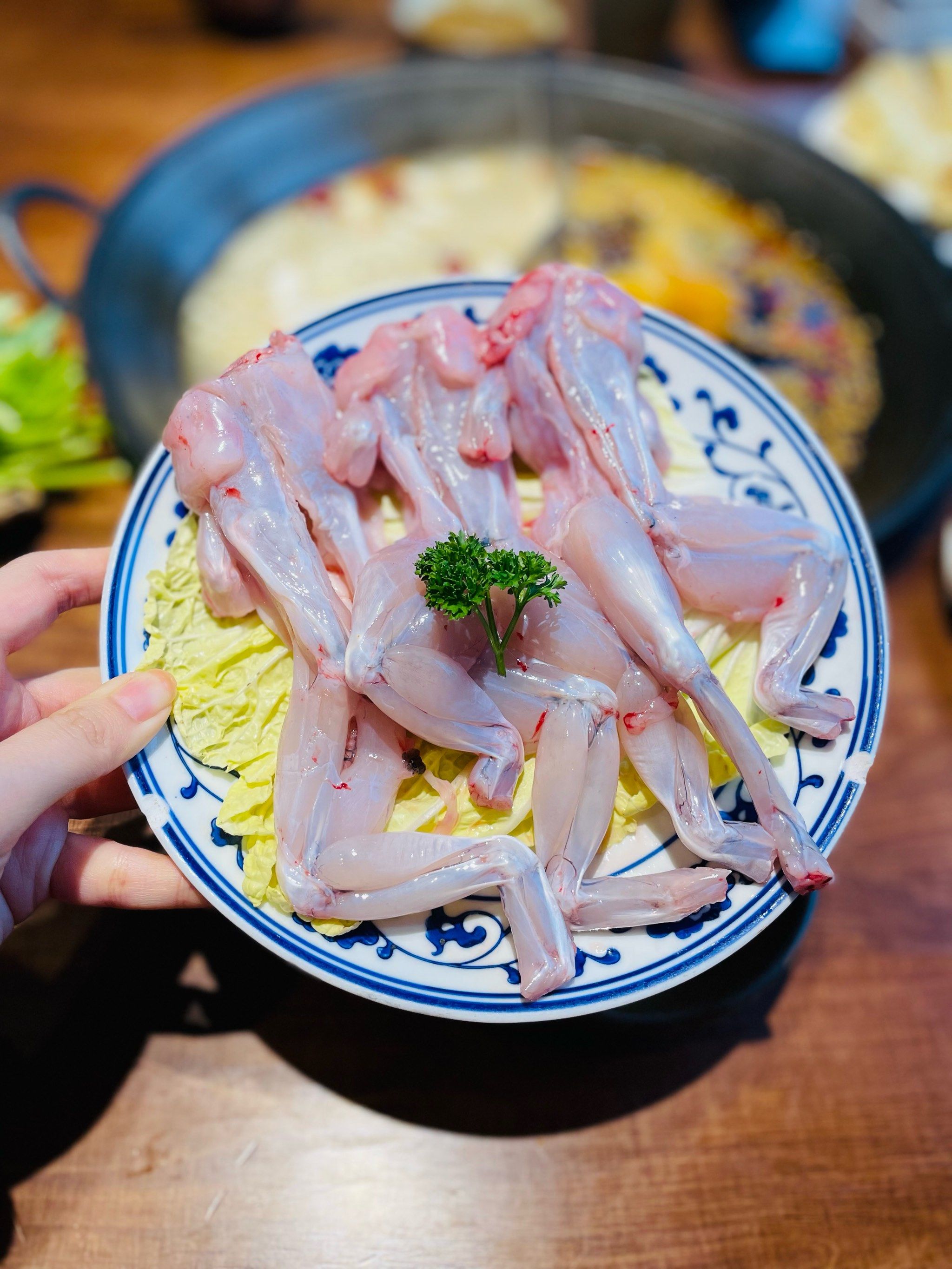 楠火锅这牛蛙的大腿肌肉杠杠的,好吃!