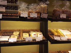面包甜点陈列柜-皇冠幸福里动物奶油生日蛋糕(石桥店)