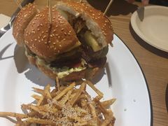 烤菠萝牛肉汉堡-HELLO 27 意面·沙拉·帕尼尼