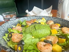 鲜虾牛油果沙拉-普兰达德国餐厅·德式脆皮烤猪肘·自酿啤酒(观唐店)