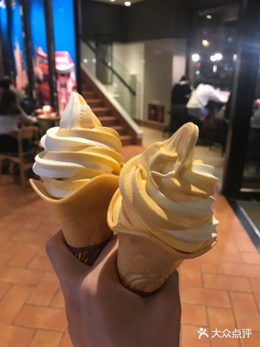 阿方索芒果冰淇淋花筒