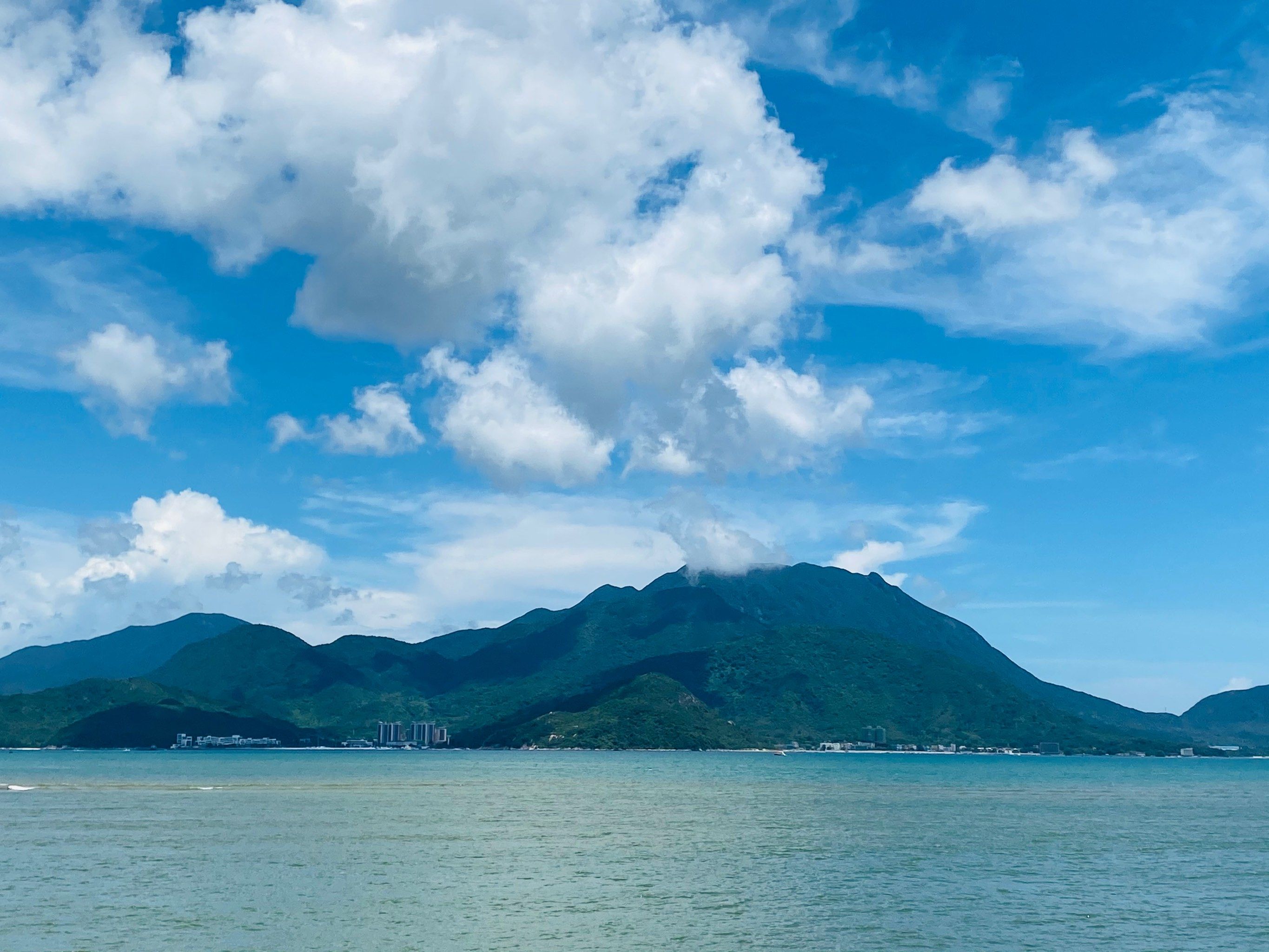 蓝天白云下的夏日大海