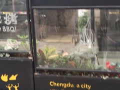 门面-何师烧烤·香辣蟹·川菜·30年老品牌(太古里旗舰店)