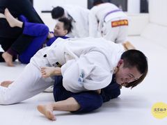 -菠萝格斗巴西柔术训练馆