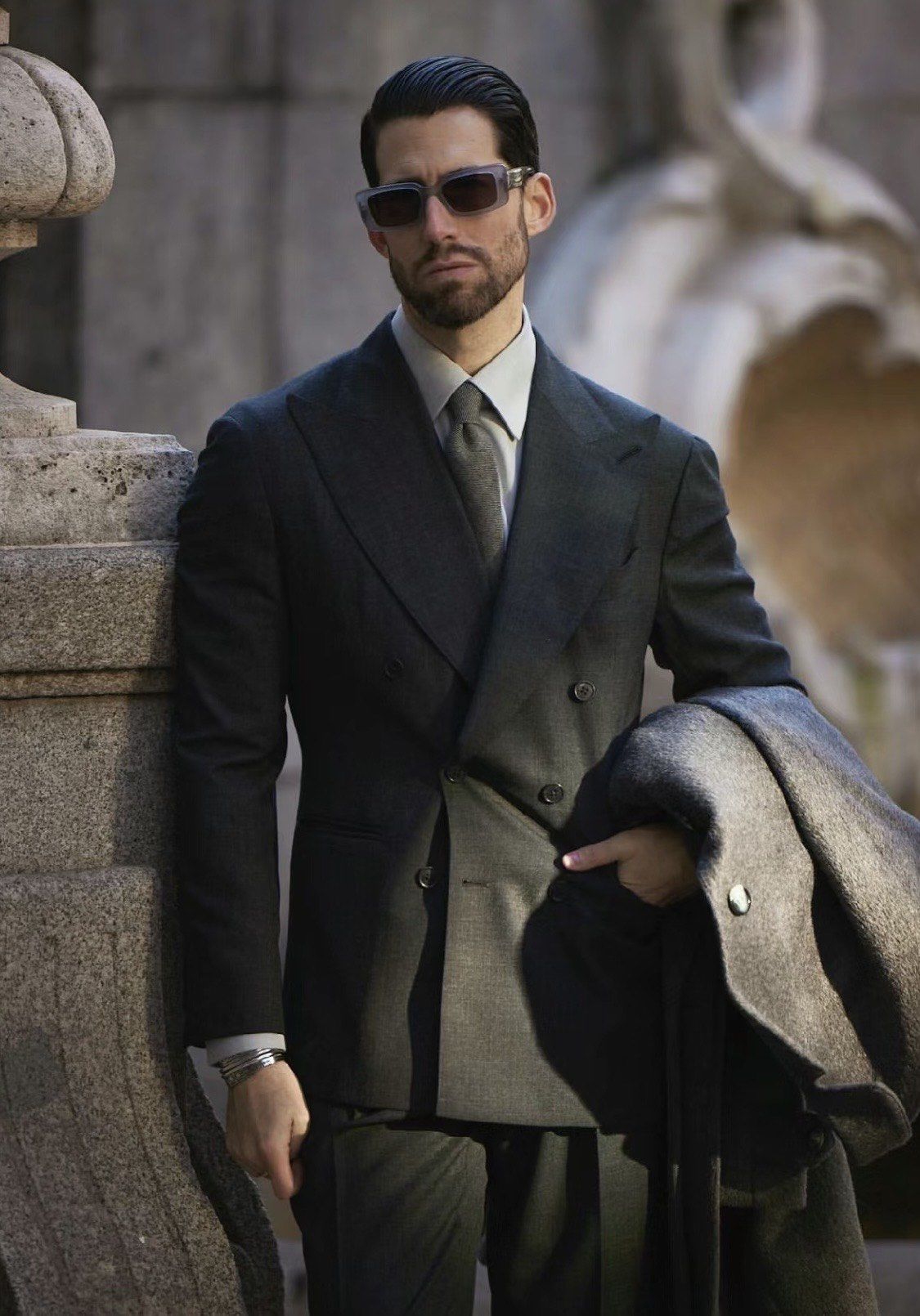 黑色双排扣西装