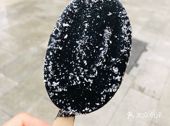 前几周被双蛋黄雪糕种草，只要有罗森就会去买一只