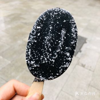 前几周被双蛋黄雪糕种草，只要有罗森就会去买一只