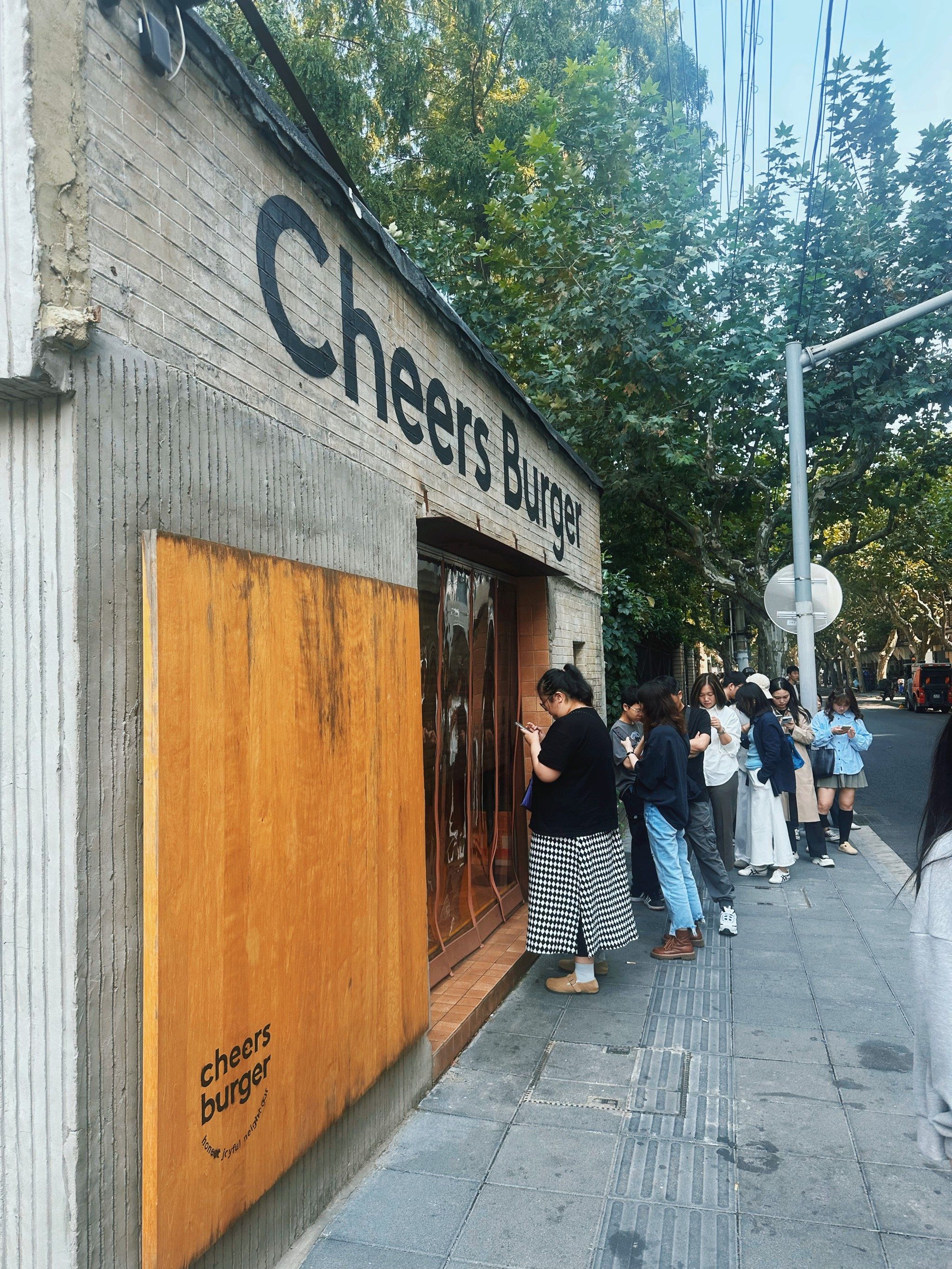 坐在路边吃的网红汉堡