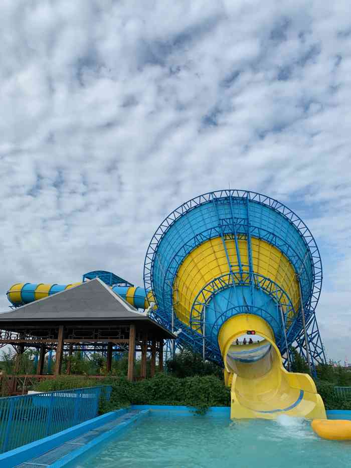 临沭亿龙水上风情园-"环境很棒,设备都是全新的,安保人员也有很.