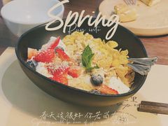 希腊酸奶水果燕麦碗-来龙里 精致 东南亚餐室(万象城店)