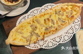 Mushroom Cheese Pizza
