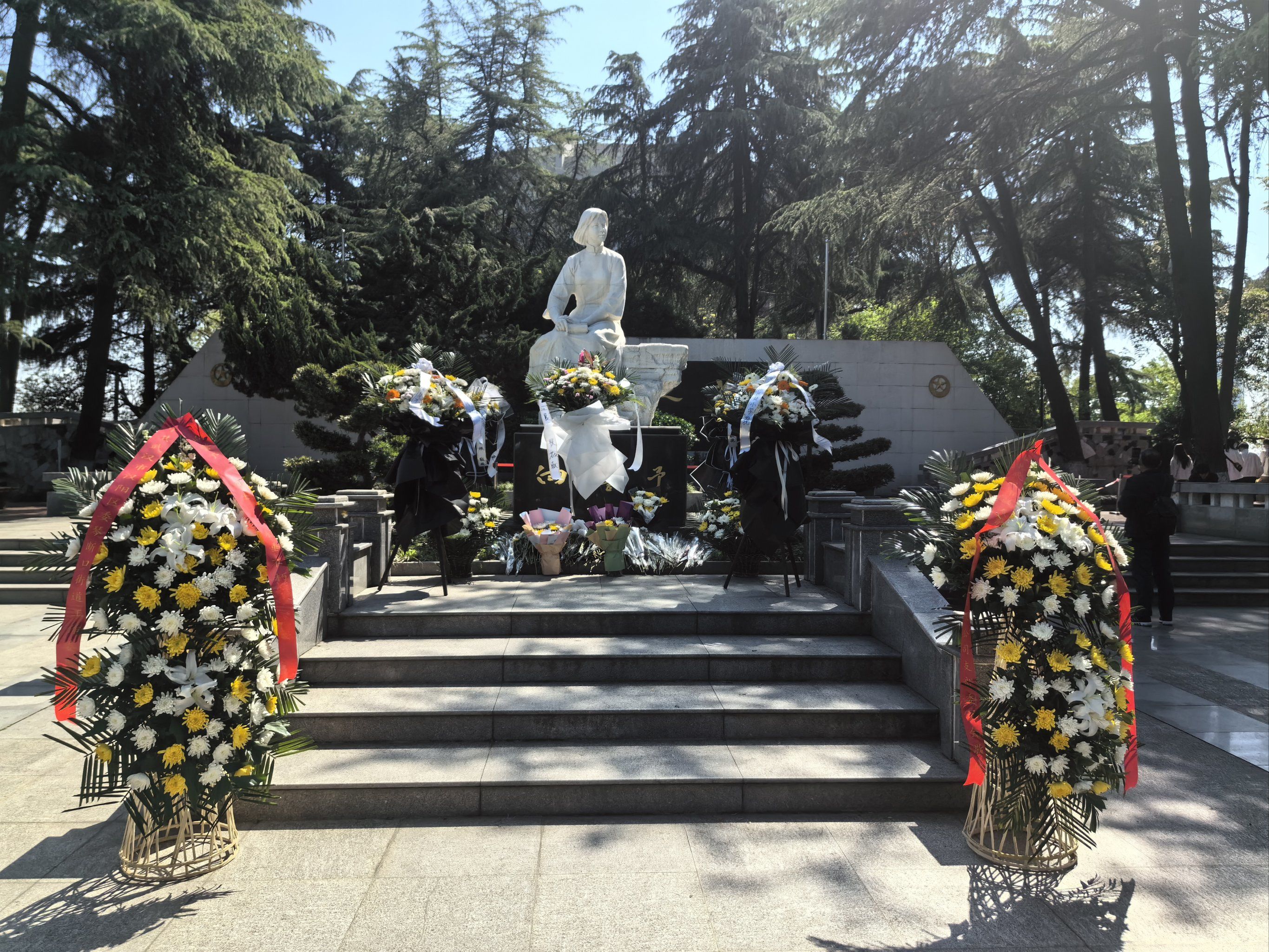 爬龟山 纪念向警予
风景也特别好
还锻炼了
#龟山向警予烈士