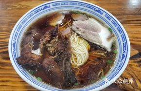 Braised Pork Trotter and Seafood Noodles