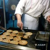 我算是基本上也尝过我们闵行葱油饼，虹口葱油饼