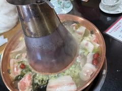 -果松木炭酸菜铜火锅·外婆参鸡汤