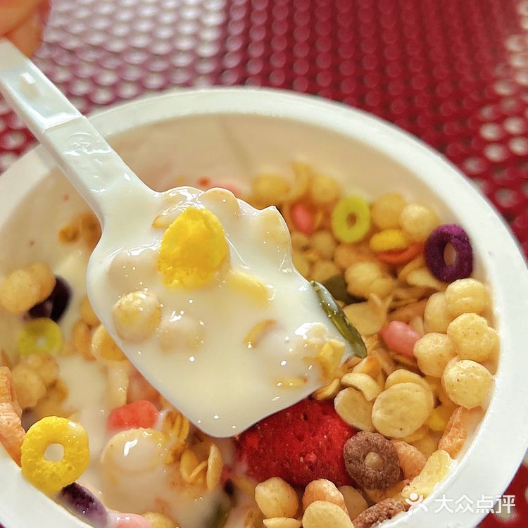 超多小料的酸奶 满满都是谷物 还有大粒冻干草莓 这个操作可以