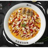 里面有金针菇和粉丝。鱼的份量很足，三个女孩子吃很足够