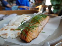 烟熏三文鱼配烤饺子皮和芥末籽酱-BOR Eatery(安福路店)