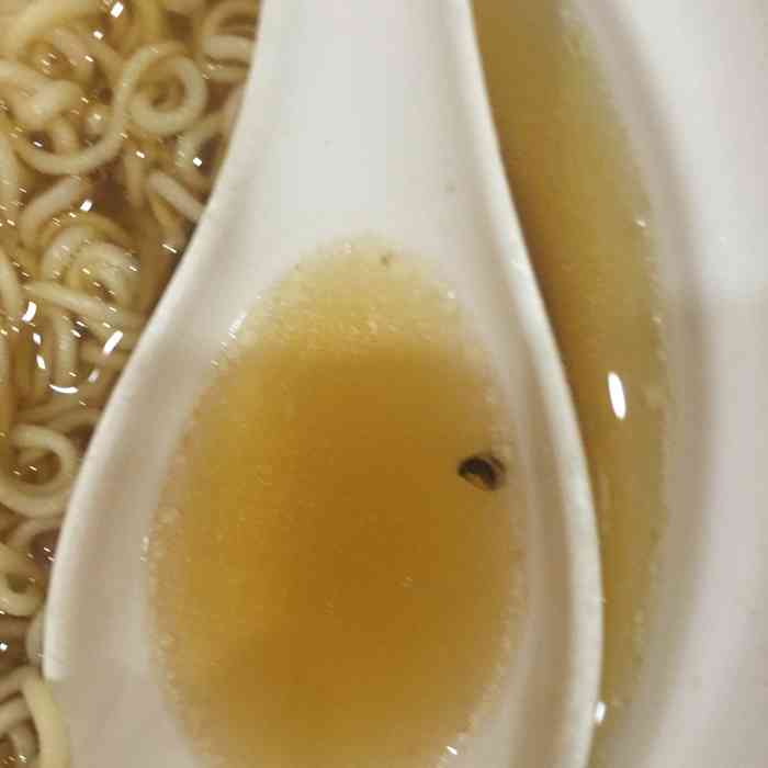 打分 牛腩面里面竟然吃出一条虫来,有头有脚好恶心!