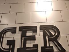 -麦当劳(上海虹桥站30B检票口楼上)