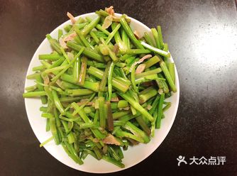 芹菜（此处用的是野芹菜）、腊肉、食用油、盐