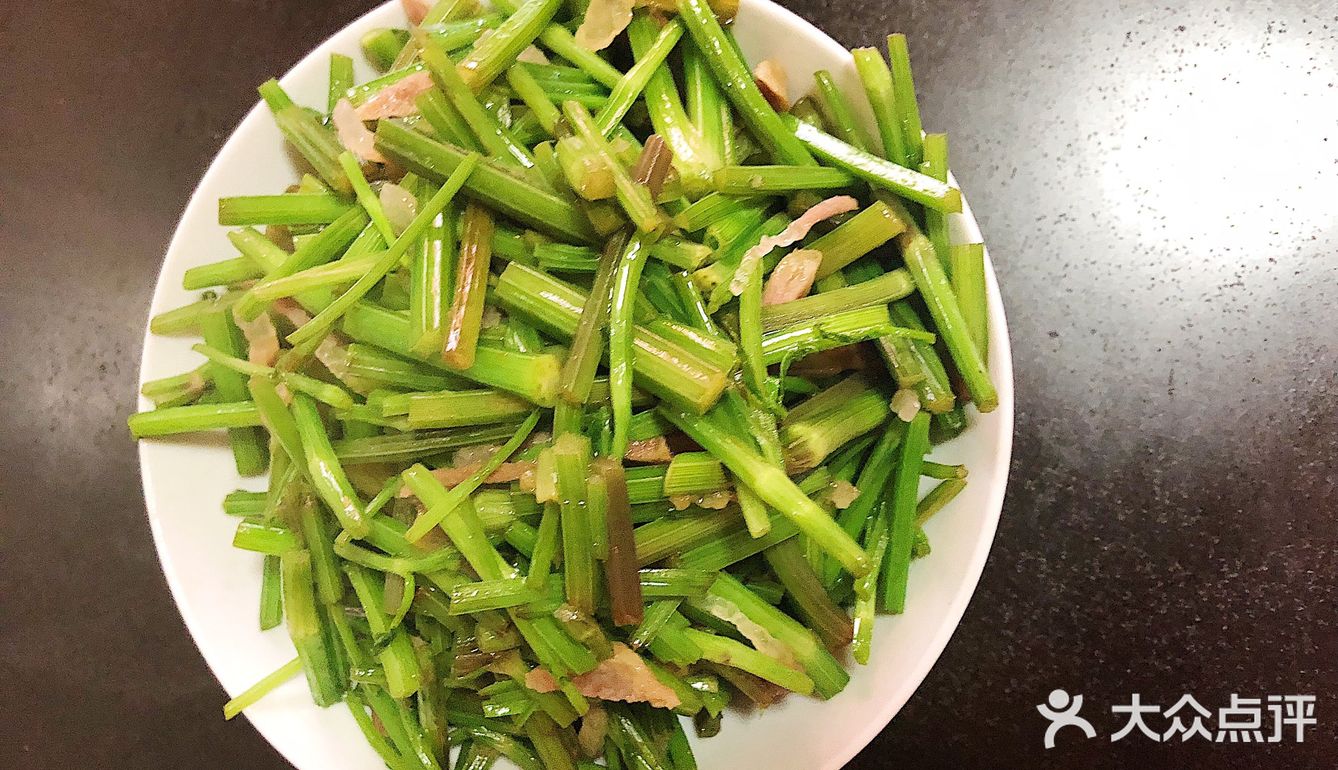 芹菜（此处用的是野芹菜）、腊肉、食用油、盐