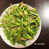 芹菜（此处用的是野芹菜）、腊肉、食用油、盐