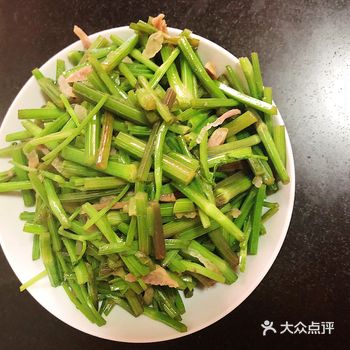 芹菜（此处用的是野芹菜）、腊肉、食用油、盐