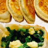 吃酥香烤鸭蘸蜜汁桃花酱