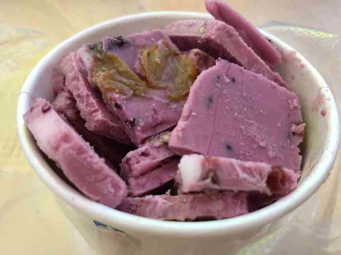 桑葚炒酸奶可以选择的口味很多这个是问过老板热销的口味中选择的果然