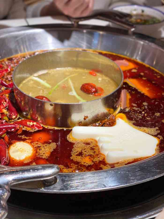 贤合庄卤味火锅(温州人民路店)-"锅底:我们选的番茄鸳鸯锅 中间一圈是