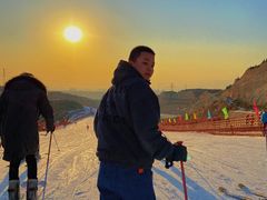 -采薇庄园四季滑雪场