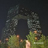 其实是酸酸的口味，很微妙。有调酒吧台，也有自助饮料