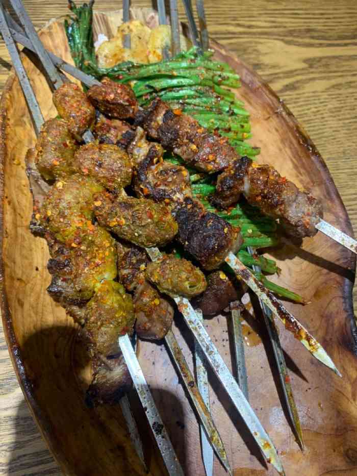 亮仔烧烤餐饮广场-"去的时候快晚上十点了,简单点了肉串,炒面.