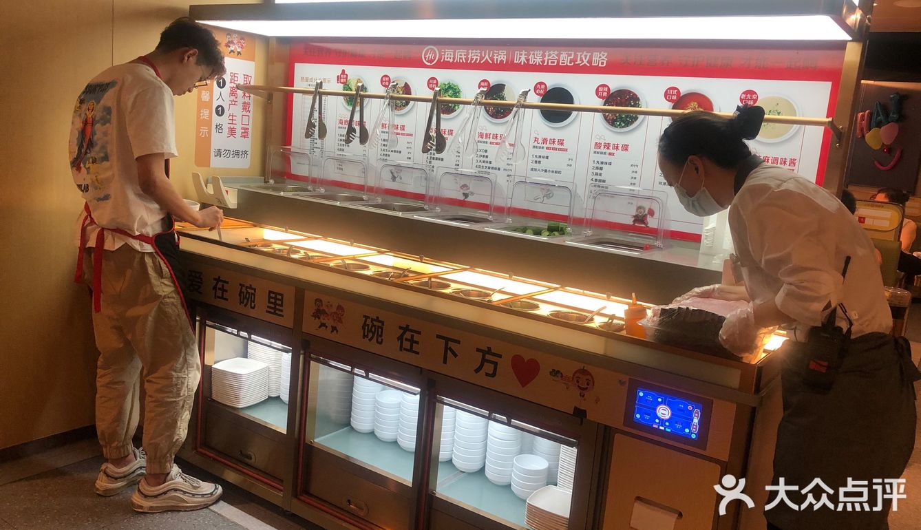 一顿饭服务员能过来不下20次，我真的是很无奈